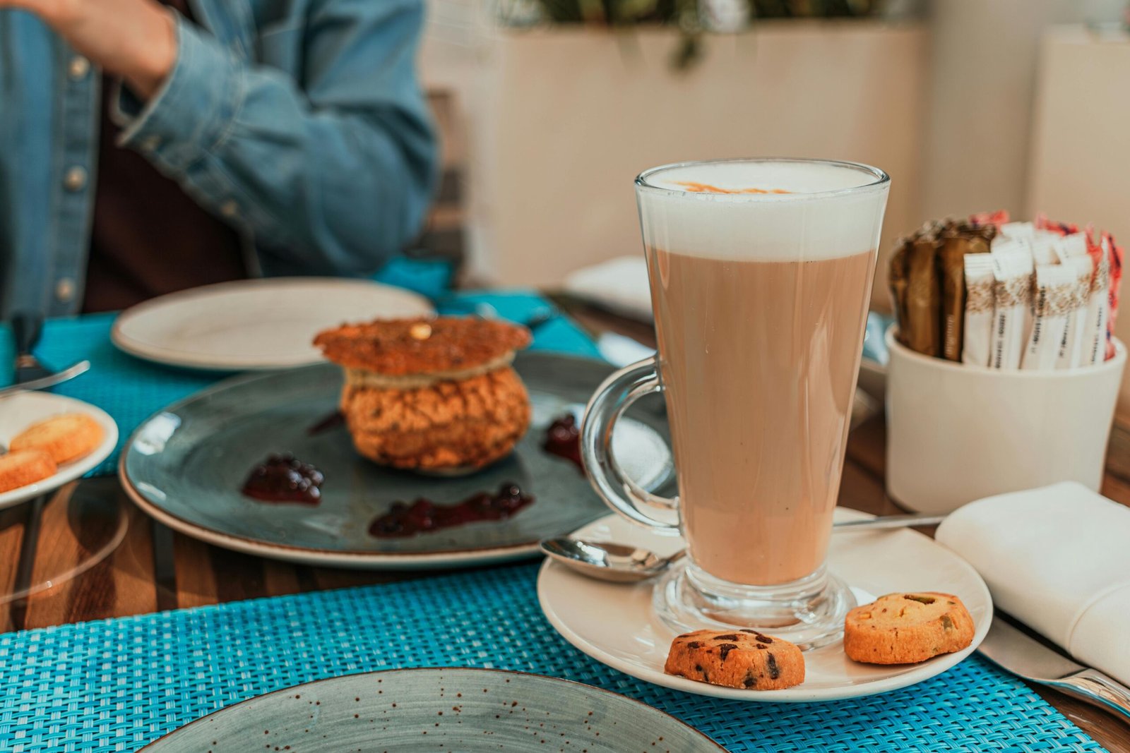 Enjoy a cozy cafe brunch in Dubai with a frothy latte and delicious pastries.